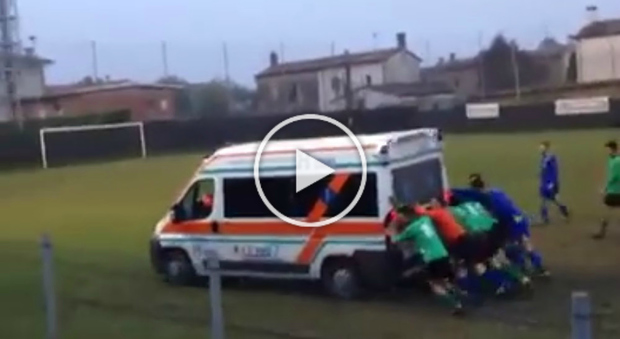 L'ambulanza resta senza benzina, i calciatori la spingono fuori dal campo