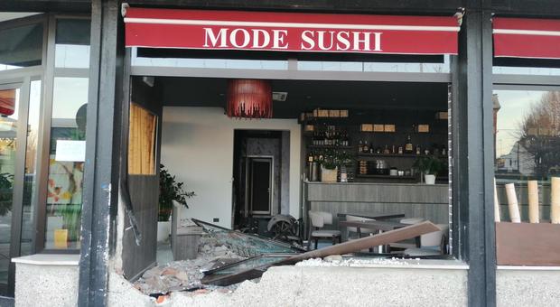 il ristorante di sushi dopo il tremendo impatto