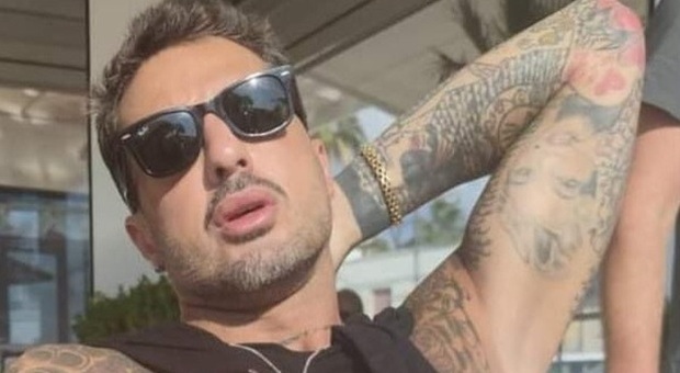 Fabrizio Corona, fuga nel Salento con la nuova fidanzata: corsa al selfie e bagno fuori stagione
