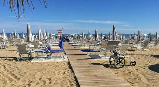 Vacanze, ecco le spiagge più costose d'Italia: a Venezia un lettino e 2 sdradio a 453 euro