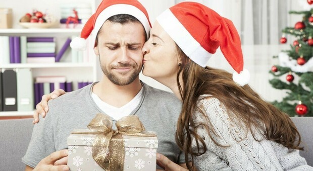Regali di Natale, il riclico la fa da padrone: 24 milioni di italiani "rigirano" il dono ricevuto ad altri amici