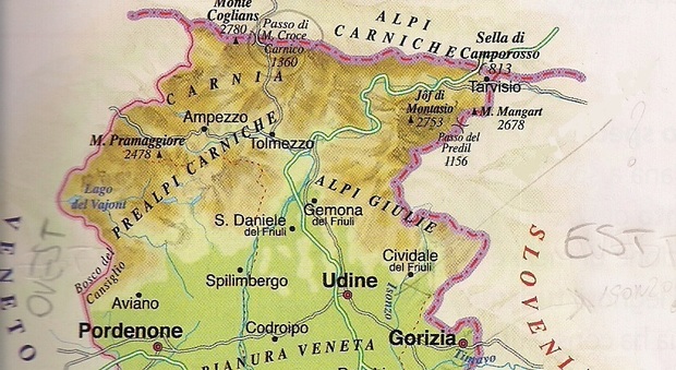 La tremenda cartina geografica del Friuli Venezia Giulia in un libro di scuola usato nella quinta classe di un istituto della provincia di Udine