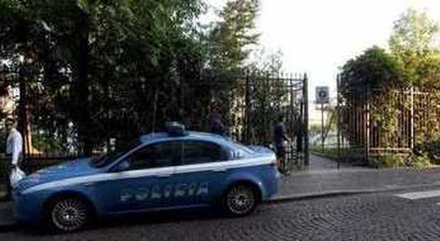 Polizia davanti ai giardinetti di Sant'Andrea (archivio)