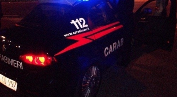 Fermato dai carabinieri mostra una patente falsa: scatta la denuncia e arriva anche la maxi multa