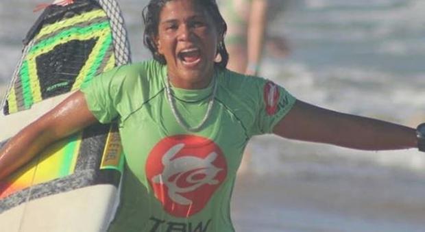 Campionessa di surf muore a 23 anni folgorata da un fulmine in acqua
