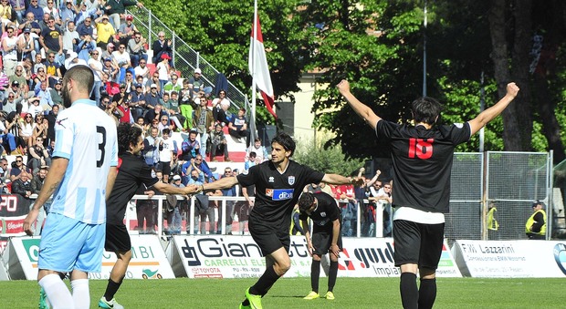 I giocatori della Vis Pesaro esultano dopo il gol segnato da Costantino domenica al Benelli contro il Romagna Centro