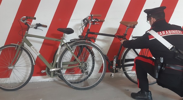 Fano, biciclette rubate in vendita su internet: i carabinieri pedidano e bloccano un 50enne, in casa ne aveva 8