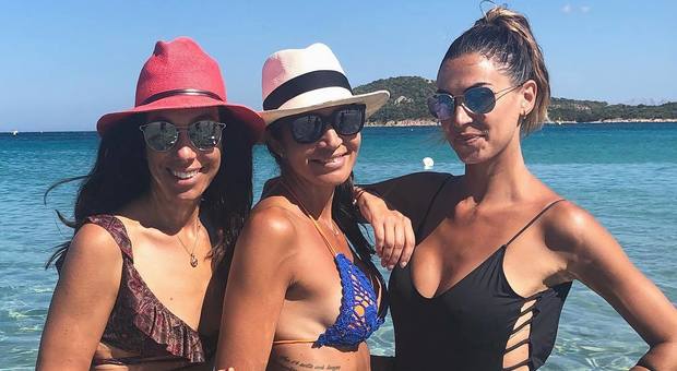 Melissa Satta, ritorno a casa: sexy al mare con le amiche in Sardegna