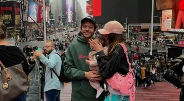 Valentino Rossi turista per caso a New York con Francesca e Giulietta