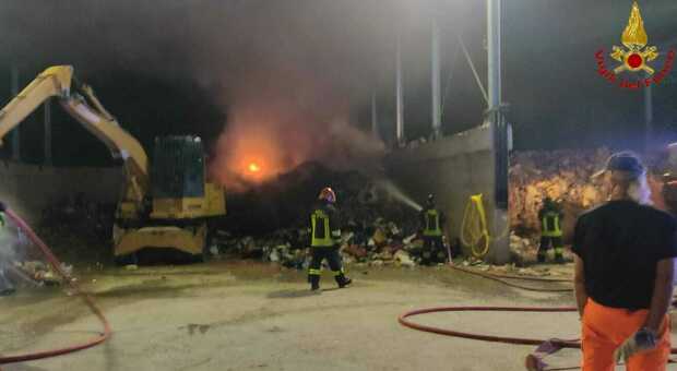 Incendio all'esterno del capannone del Cosmari: la mobilitazione dei vigili del fuoco