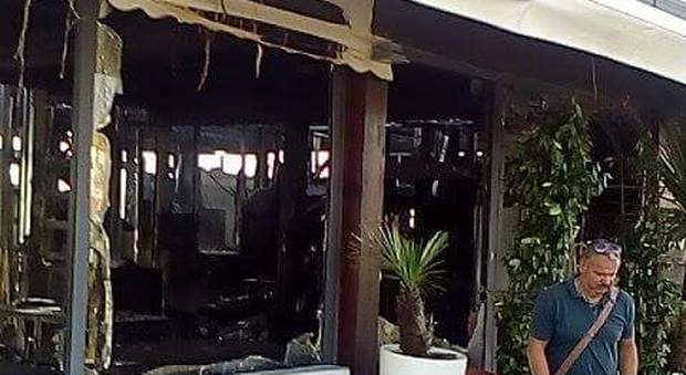 Distrutto dal fuoco lo chalet Moyto E' doloso: trovate taniche di benzina