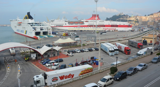 Ancona, il porto in apnea: zero movida e turisti invisibili