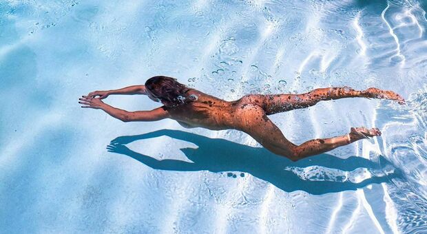 Elisabetta Canalis fa il bagno nuda: la foto che manda in estasi i follower su instagram