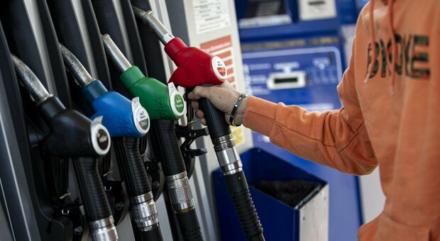 Tornano a salire i prezzi di benzina e gasolio: l'aumento del brent si mangia un quinto dello sconto del governo