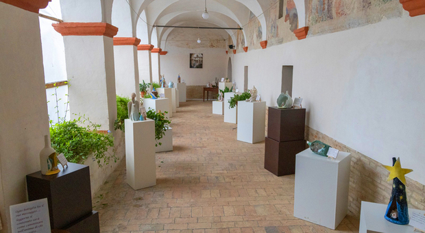 Presepi di ceramica creati nelle bottiglie in mostra nel chiostro del convento dei frati di Forano ad Appignano