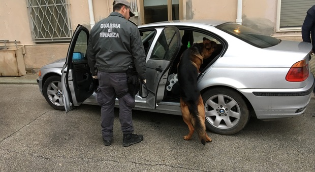 Porto Recanati, lancia dal finestrino una scarpa piena di eroina: arrestata