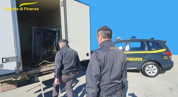 gasolio abusivo e "porta a porta": preso con il furgone-distributore ambulante e denunciato
