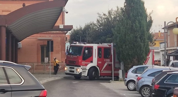 L'arrivo dei vigili del fuoco alla stazione di Marotta