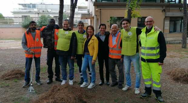 Grottammare, volontari al lavoro per ripulire la città in vista della due giorni di San Martino. I bambini tra i protagonisti