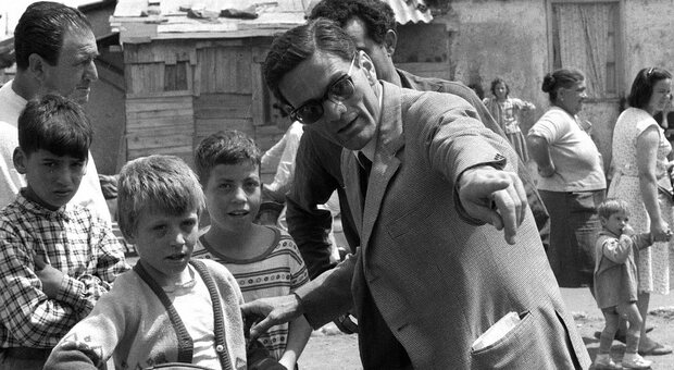 Pier Paolo Pasolini in una foto del 1960 sul set del film "Accattone"