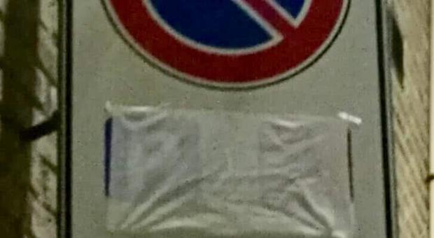 Senigallia, cartello oscurato: indignazione per il parcheggio disabili "cancellato"