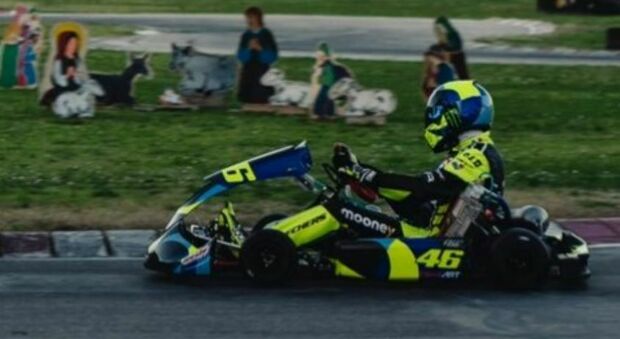 Valentino Rossi sfreccia al kartodromo di Corridonia: «Non avevo mai girato con il presepe in pista»