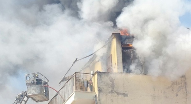 Castelferretti, fiamme in un palazzo Mansarda a fuoco, scatta l'emergenza