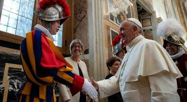 Vaticano, tre Guardie Svizzere no-vax si dimettono: non accettano l'obbligo di green-pass deciso dal Papa. Altre tre sospese