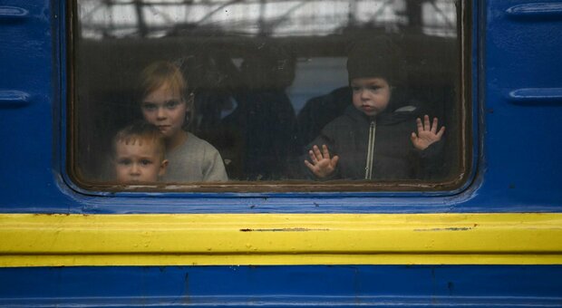 Ucraina in guerra, bambini malati terminali su un treno per la Polonia. «Qualcuno non sopravviverà, ma meglio che morire sotto le bombe»