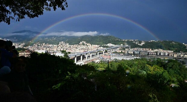 Arcobaleno sul Ponte di Genova: l'arrivo del premier Conte sul viadotto