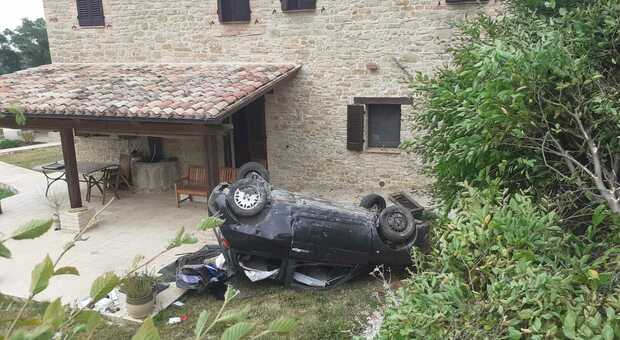 Incidente a San Severino: albanese senza patente e con divieto di presenza sul territorio si rovescia con l'auto dentro un giardino
