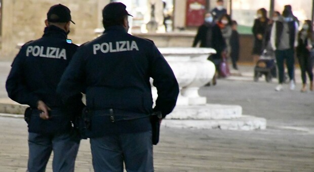 Mercato della droga con 90 acquirenti giornalieri, gli agenti della polizia arrestano cinque persone