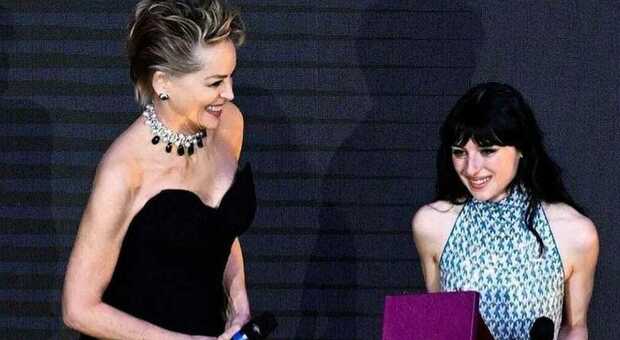 Sharon Stone mentre premia Alice Pagani