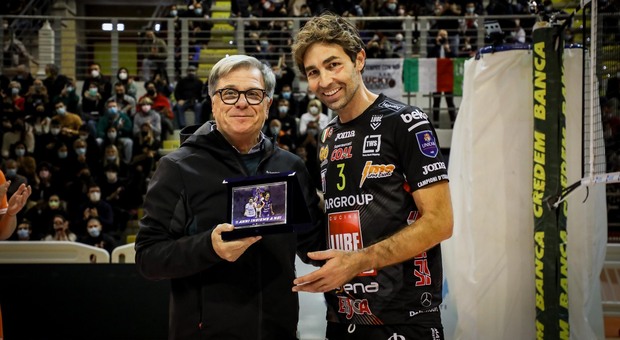 Il palleggiatore siciliano Daniele Sottile premiato durante una partita della Lube