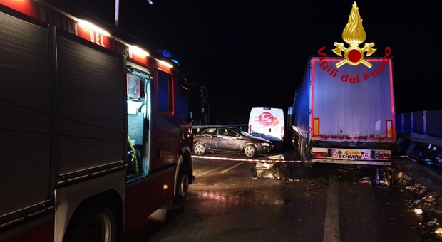 Pesaro, carambola tra mezzi pesanti e auto: camionista muore tra le lamiere