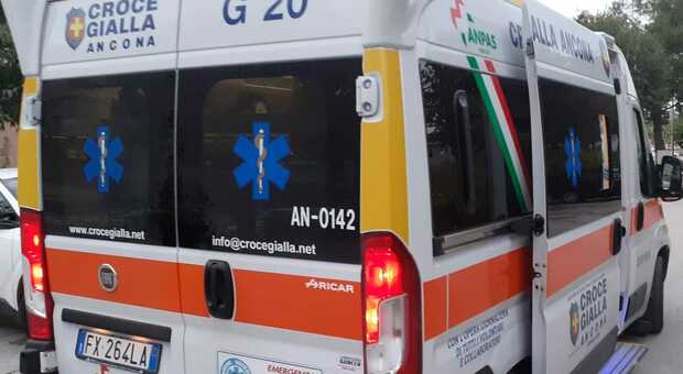 Ancona, i sanitari scendono per assistere un paziente, ladro spietato ruba il tablet dall'ambulanza