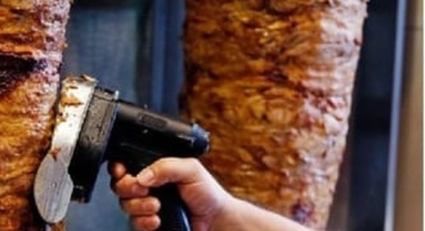Ancona, scoppia la lite nel negozio di kebab: minaccia il socio e i poliziotti con lo spiedo, denunciato
