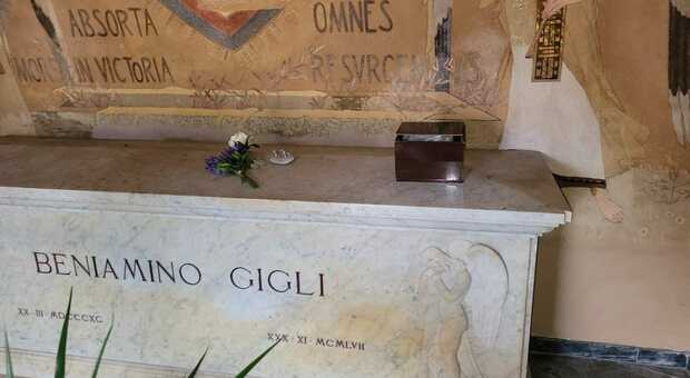 L'urna con le ceneri trovate sulla tomba di Beniamino Gigli a Recanati