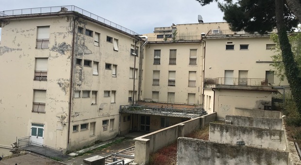 Sull'ex ospedale Lancisi resta il cartello "vendesi": nessuna offerta all'asta da 2,7 milioni