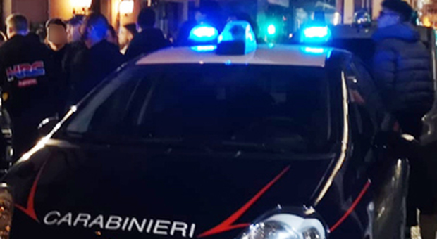 Barcolla in strada e prende a calci i carabinieri che vogliono controllarlo: finisce in manette
