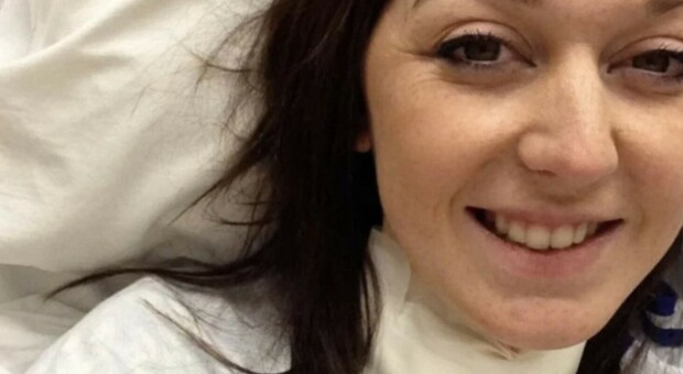 Capelli fragili e pelle secca, mamma di 27 scopre di avere un tumore: «Sono sempre stata bene»