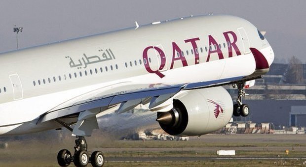 Coronavirus, atterra a Fiumicino aereo dal Qatar con 135 bengalesi: «Non saranno fatti sbarcare». Tamponi per tutti gli altri