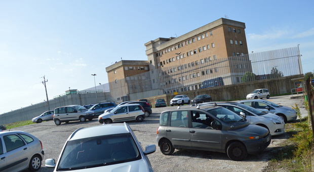 Aggressione choc in carcere: il detenuto rompe tutto, appicca il fuoco e manda all'ospedale quatto guardie