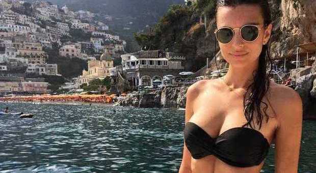 Emily Ratajkowski in vacanza a Positano manda i fan in delirio sui social network