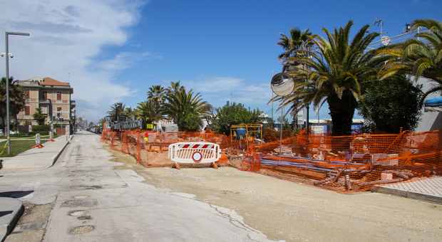 Da Lido Tre Archi a Porto San Giorgio, ecco una serie infinita di cantieri sul lungomare: si rischiano altri ritardi