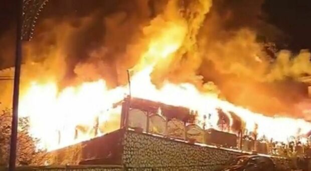 Incendio al ristorante, otto ustionati: attimi di terrore e clienti in fuga