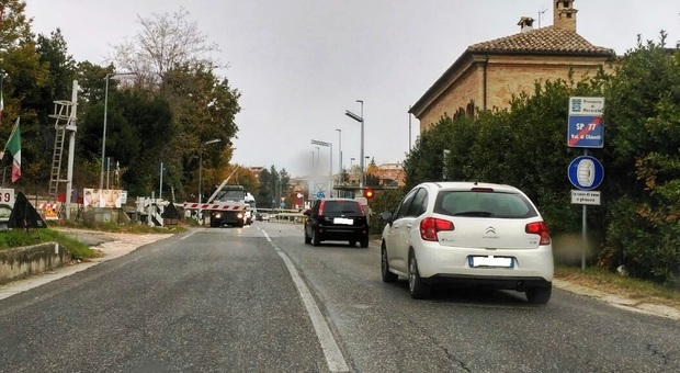 Sottopassaggio e parco contro caos e degrado: quasi pronto il piano per eliminare il passaggio a livello di via Roma