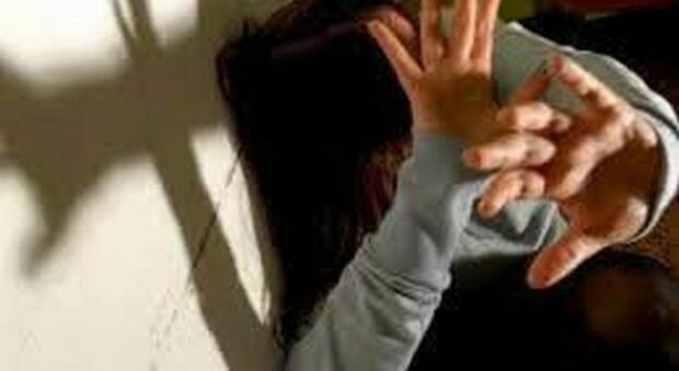 «Mia figlia violentata per un'ora da quest'uomo, state attenti»: il post choc su Facebook