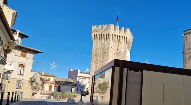 San Benedetto, gazebo della discordia indigna i residenti: «Impatta sullo skyline del Paese Alto». Nella foto il gazebo in piazza Sacconi