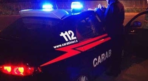 Ancona, distruggono un'auto a colpi di mazza da baseball: arrestati